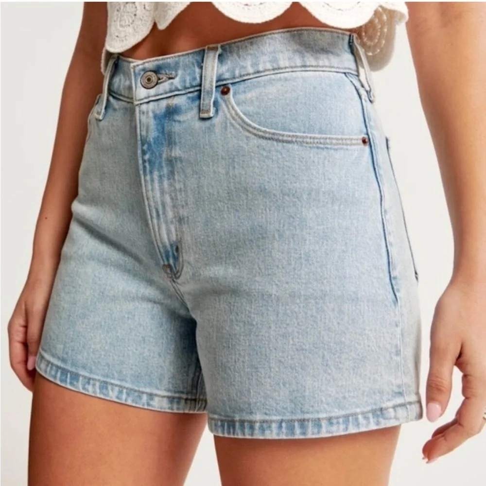 Abercrombie Curve Love The 4" Mom Short High Rise 30/10 Light Wash Denim Capsule